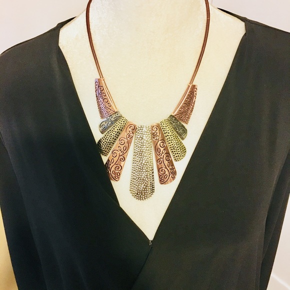 Untamed Plate Necklace Set - Picture 6 of 7
